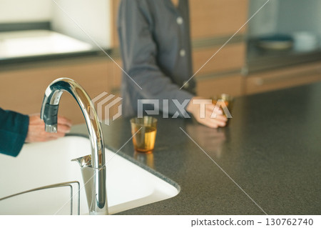 一對老年夫婦早上喝水 130762740