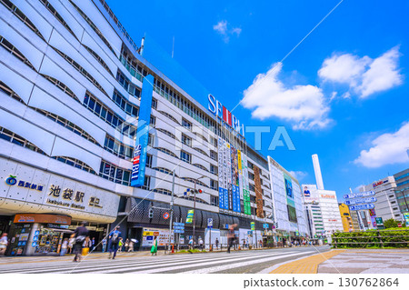 包括池袋車站東口在內的日本東京城市景觀。西武池袋本店的翻新工程…（19日） 130762864