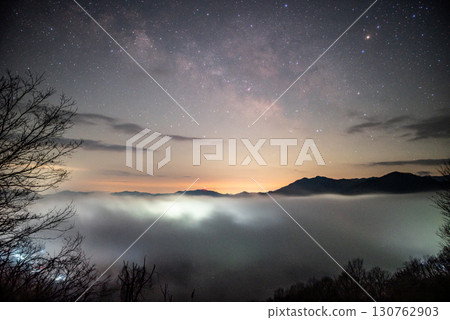 從萊希山看到的雲海和銀河 從萊希山看到的雲海和銀河 130762903