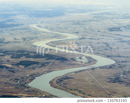 蜿蜒的利根川，日本 130763193