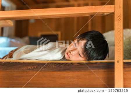 躺在床上的兒童/男孩(別墅/小屋/家庭旅行) 躺在床上的兒童/男孩(別墅/小屋/家庭旅行) 130763216