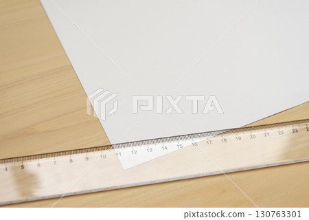 木桌上的尺和紙 木桌上的尺和紙 130763301