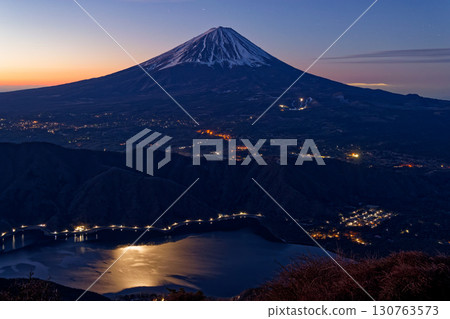 從禦坂山脈和富士山看黎明時分的富士山和西湖 130763573