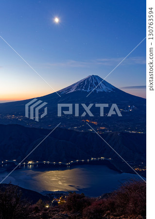 從禦坂山脈和富士山看黎明時分的富士山和西湖 130763594