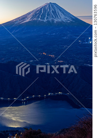 從禦坂山脈和富士山看黎明時分的富士山和西湖 130763596