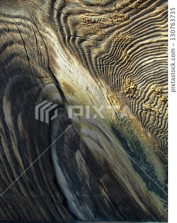 寺廟大門被陽光曬黑的舊木牆（特寫） 130763735