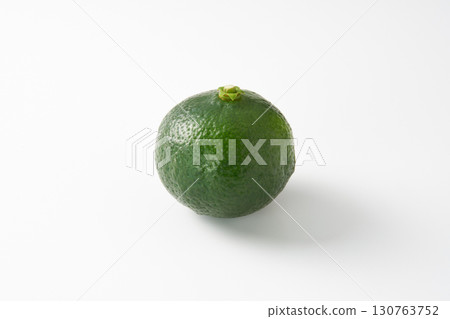 白色背景下的綠色切片 Shikuwasa 130763752