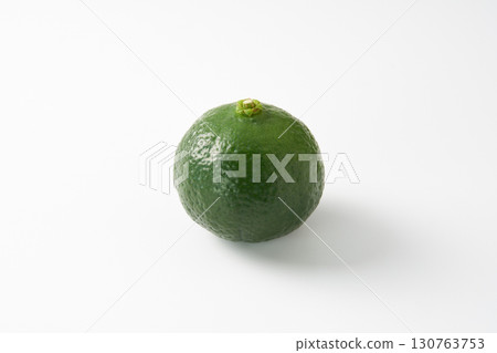 白色背景下的綠色切片 Shikuwasa 130763753