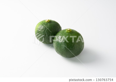 白色背景下的綠色切片 Shikuwasa 130763754