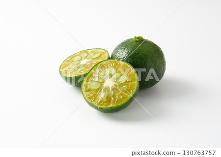 白色背景下的綠色切片 Shikuwasa 130763757