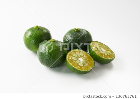 白色背景下的綠色切片 Shikuwasa 130763761