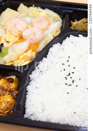 美味的中式便當，有炒蝦和蔬菜 130764444