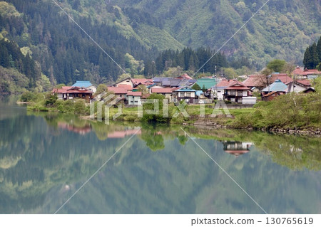The Taishi district village reflected in the Tadami River (Mishima Town, Fukushima Prefecture) 130765619