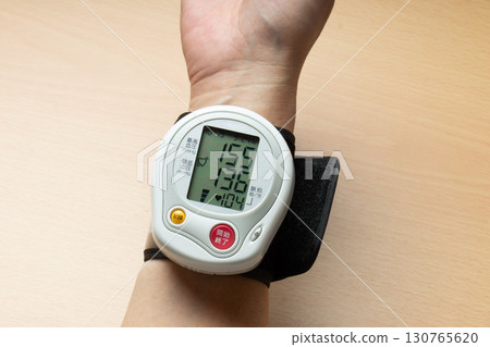 使用腕式血壓計測量血壓 使用腕式血壓計測量血壓 130765620