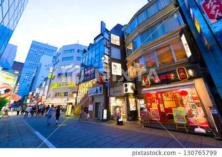 【東京】五月假期在新宿車站前的酒吧漫步 【東京】五月假期在新宿車站前的酒吧漫步 130765799