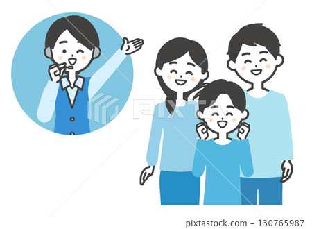 一名女接線生對著微笑的家人眨眼 一名女接線生對著微笑的家人眨眼 130765987