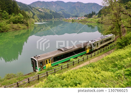 只見線列車經過太子地區（福島縣三島町） 130766025