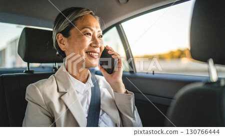 後座的女人正在打電話 130766444
