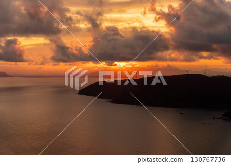 土肥岬小松丘廣場的夜景,海上閃耀的風力渦輪機 土肥岬小松丘廣場的夜景,海上閃耀的風力渦輪機 130767736