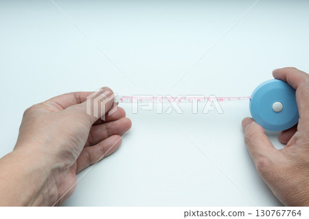 雙手拉出捲尺 130767764