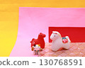 粉紅色閃光背景上可愛的笑臉馬作為新年賀卡 130768591