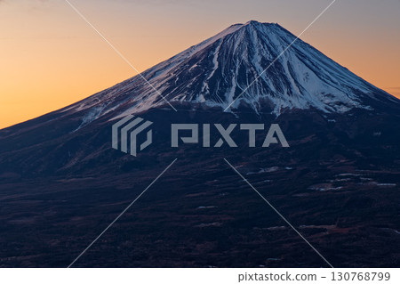 從Okusaga山看見的黎明富士山 130768799