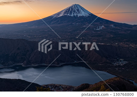 從禦坂山脈和富士山看黎明時分的富士山和西湖 從禦坂山脈和富士山看黎明時分的富士山和西湖 130768800