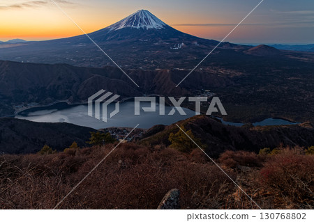 從禦坂山脈和富士山看黎明時分的富士山和西湖 130768802