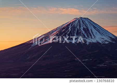 從Misaka / Yukitogatake山看到的早晨燒的富士山 130768810