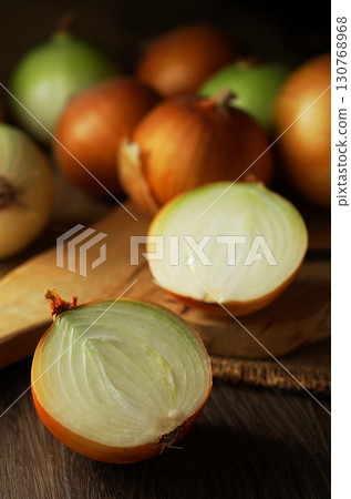 切半的洋蔥和大量的洋蔥 切半的洋蔥和大量的洋蔥 130768968