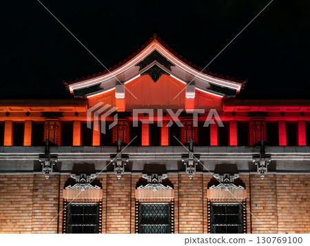 美麗的京瓷美術館在夜晚的京都 130769100