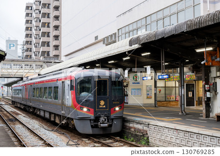 【德島線】特急渦潮2號列車在德島站等待出發 【德島線】特急渦潮2號列車在德島站等待出發 130769285