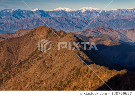 從禦坂山脈的雪戶岳眺望小嶽山和南阿爾卑斯山、荒川山、赤石山、聖山 130769637