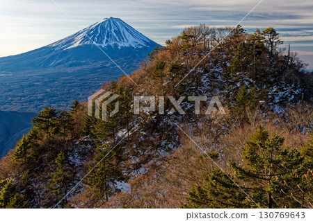 冬天的禦坂山、雪戶岳和富士山的山頂 130769643