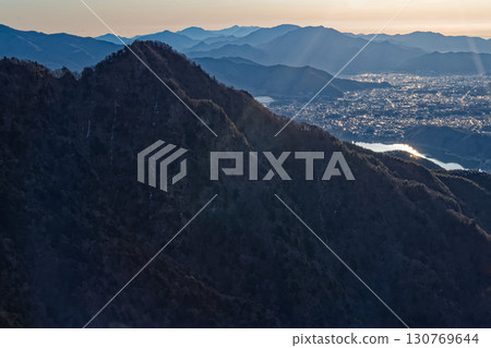 早晨從禦坂山和雪戸嶽看到的十二公婆、河口湖、道志山和丹澤山 130769644