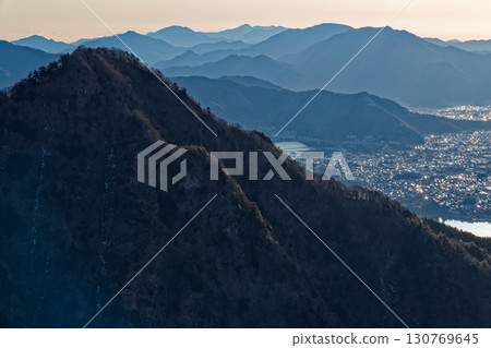 早晨從禦坂山脈的雪嶽眺望十二岳、河口湖市以及道志山脈和丹澤山脈 130769645