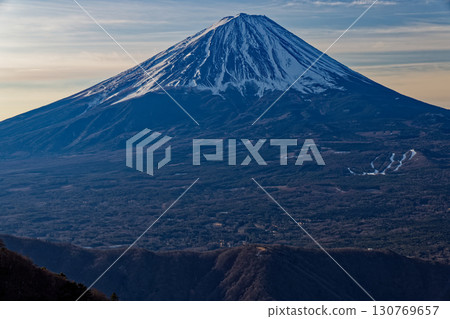 從Misaka山區，Onigatake和Ketsukaku-ganma看到的富士山 130769657