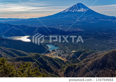 從禦坂山脈和大岳嶺看到的富士山和閃耀的西湖 130769668