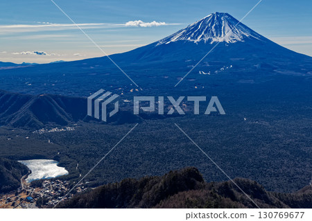從禦坂山脈和大岳嶺看到的富士山和閃耀的西湖 130769677