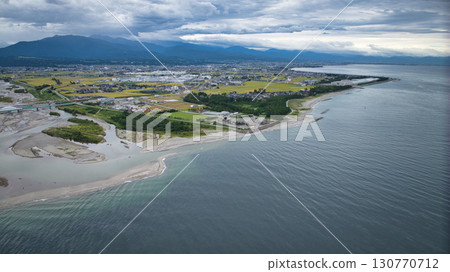 The surrounding area seen from above the mouth of the Kurobe River in mid-September before the rain began The surrounding area seen from above the mouth of the Kurobe River in mid-September before the rain began 130770712
