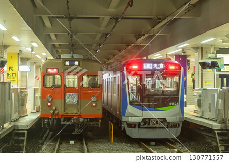 Tobu Noda Line, Kashiwa Station, old and new trains lined up (8111F and 81502F) 130771557