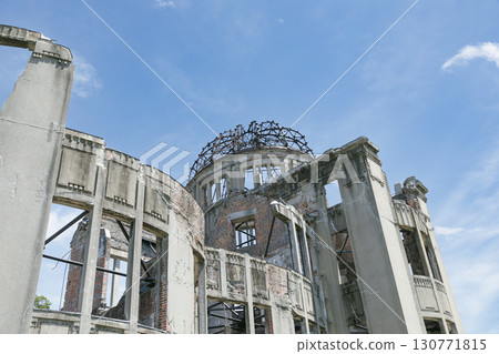 藍天映襯下的原子彈爆炸圓頂屋 130771815