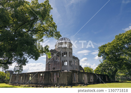 藍天映襯下的原子彈爆炸圓頂屋 130771818