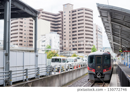 [Takamatsu Line] Limited Express Uzushio No. 2 arrives at Takamatsu Station 130772746