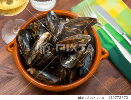 Gourmet steamed mussels 130772770