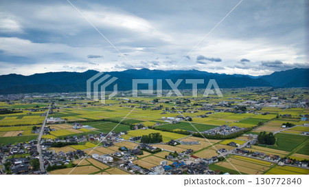 降雨前夕,富山縣入善町沿海的離岸風力渦輪機 降雨前夕,富山縣入善町沿海的離岸風力渦輪機 130772840