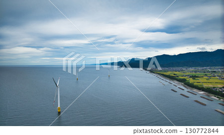 降雨前夕,富山縣入善町沿海的離岸風力渦輪機 降雨前夕,富山縣入善町沿海的離岸風力渦輪機 130772844