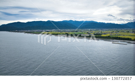 降雨前夕，富山縣入善町沿海的離岸風力渦輪機 130772857