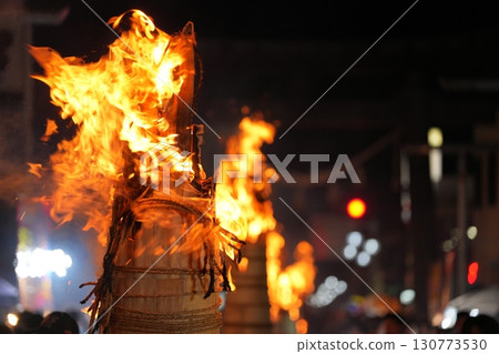 The fantastic and mysterious light created by the Yoshida Fire Festival, one of Japan's three most unusual festivals 130773530