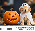 人工智慧生成的萬聖節小狗，身穿鬼魂服裝，手持南瓜燈 130773593